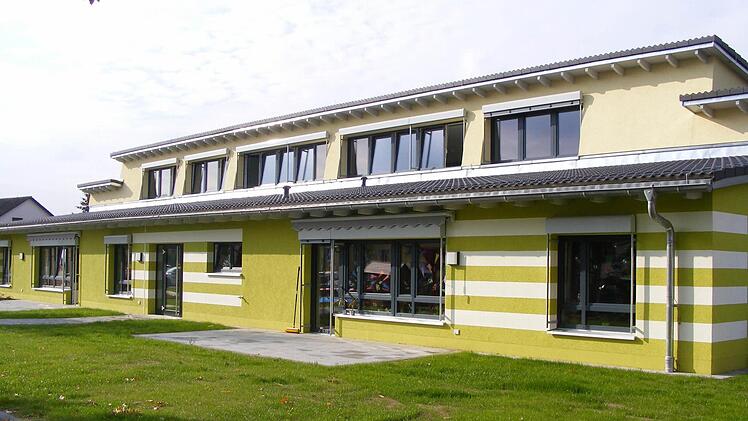 Hell und einladend wirkt der Kindergarten-Ersatzbau von außen.