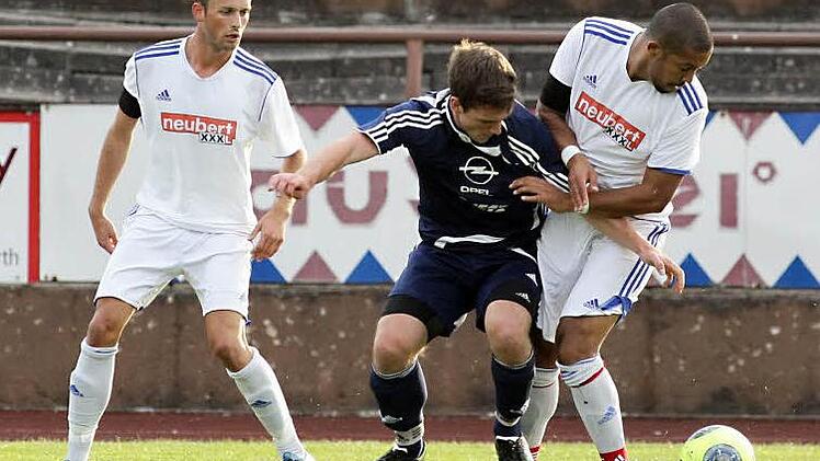 Der Eberner Jonas Heidenreich (Mitte) verliert gegen den Hirschaider Patrick Rösler (rechts) den Ball. Mike Goldfarb (links) braucht nicht mehr einzugreifen. Foto: sportpress