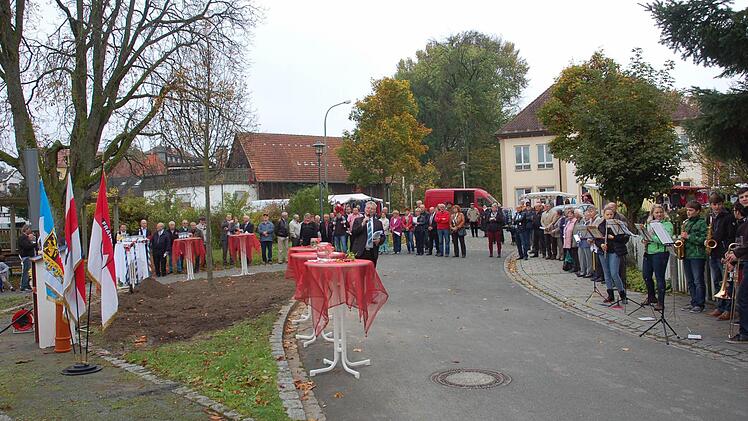 Viele interessierte Bürgerinnen und Bürger wohnten dem kleinen Festakt bei. Foto: Andrea Hänel