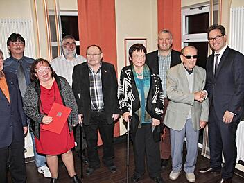 Staatsekretär Florian Pronold (rechts) gratuliert dem Senior Josef Lohm (2. von rechts), der seit 60 Jahren der SPD angehört. Weitere Geehrte (von links): Wolfgang Köhler (40), Harald Angermüller (25), Vorsitzende Brunhilde Giegold (40), Werner Freibott (25), Hans Dieter Carl (40), Sigrid Carl (25) und Bürgermeister Jürgen Hennemann. Foto: Helmut Will