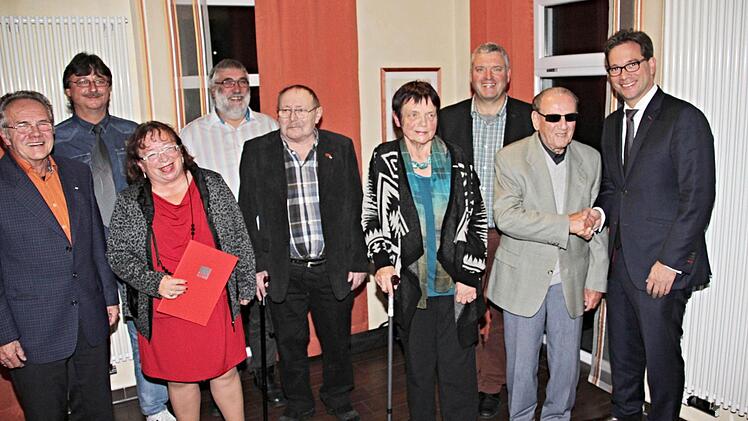 Staatsekretär Florian Pronold (rechts) gratuliert dem Senior Josef Lohm (2. von rechts), der seit 60 Jahren der SPD angehört. Weitere Geehrte (von links): Wolfgang Köhler (40), Harald Angermüller (25), Vorsitzende Brunhilde Giegold (40), Werner Freibott (25), Hans Dieter Carl (40), Sigrid Carl (25) und Bürgermeister Jürgen Hennemann. Foto: Helmut Will
