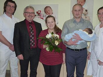 Die stolzen Eltern mit Platon und dem Klinikpersonal Foto: Klinik