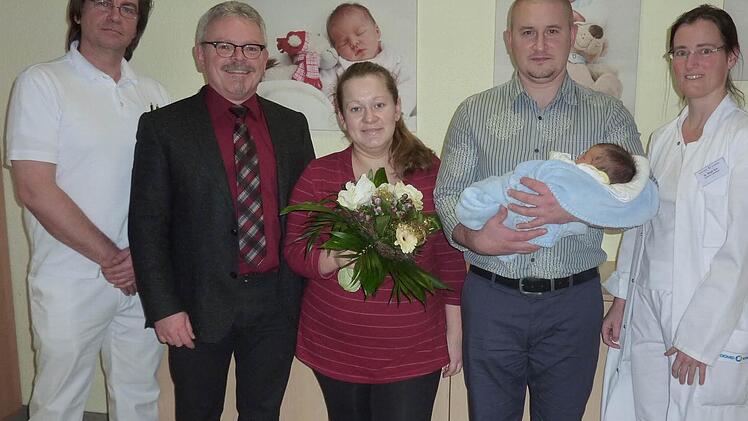 Die stolzen Eltern mit Platon und dem Klinikpersonal Foto: Klinik