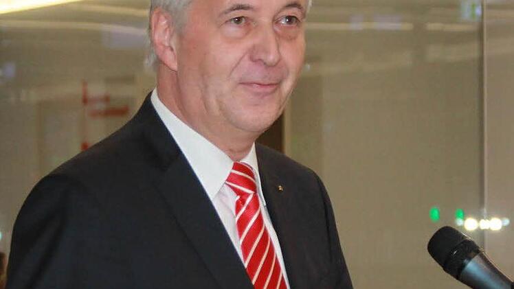 Hausherr Klaus-Jürgen Scherr bei seiner Begrüßung Foto: Katrin Geyer