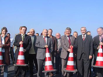 Oktober 2005: Der damalige bayerische Innenminister Günter Beckstein (li.) räumt Absperrhütchen an der A 71 bei Oerlenbach ab. Foto: Ziegler/Archiv