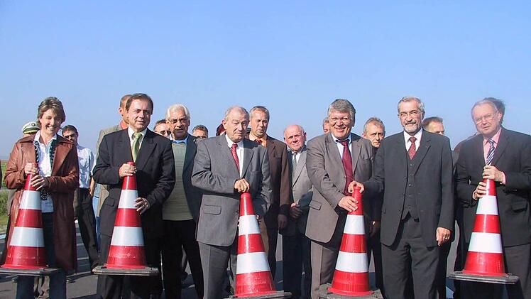 Oktober 2005: Der damalige bayerische Innenminister Günter Beckstein (li.) räumt Absperrhütchen an der A 71 bei Oerlenbach ab. Foto: Ziegler/Archiv