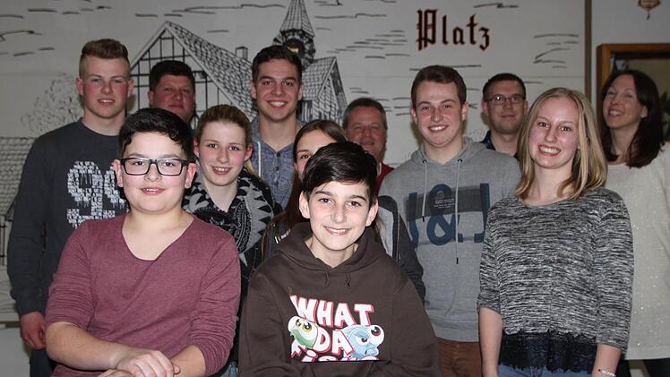 Der neue Jugendrat Geroda-Platz. Im Hintergrund Bürgermeister Alexander Schneider (von links), Thilo Schneider, Ralph Regus und Antje Rink. Foto: Ulrike Müller