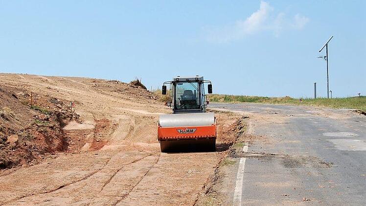 Ausbau der KG 30: Kurven müssen begradigt, Hügelkuppen und Bodensenken eingeebnet werden.Sigismund von Dobschütz