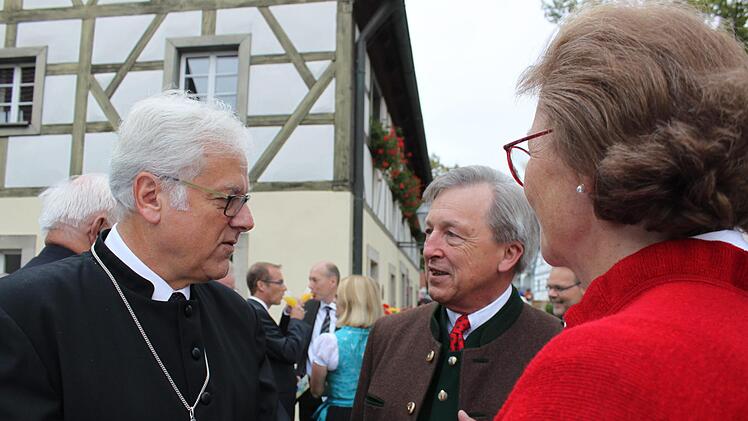 Dekan Günther Werner im Gespräch mit Christoph und Monika von Stauffenberg Foto: Carmen Schwind