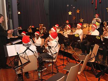 In weihnachtlichem Outfit zeigte sich das Jugendorchester mit Dirigent Werner Lehrieder.  Foto: Günther Geiling
