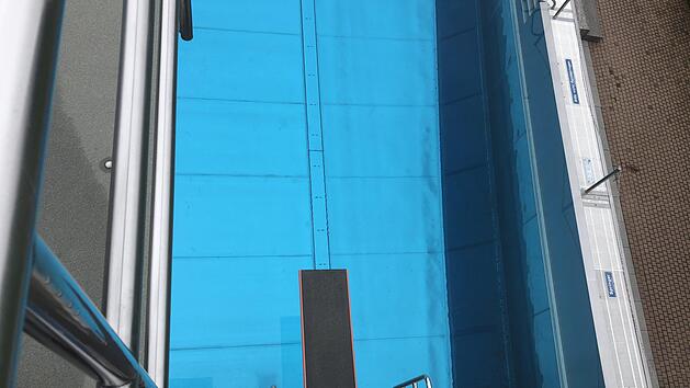 Ein Blick vom F&uuml;nf-Meter-Turm auf das Ein-Meter-Sprungbrett. Viele Neustadter Jugendliche sind "hei&szlig;" auf coole Spr&uuml;nge und hoffen, dass schnellstens wieder Schwung in ihr schickes M&auml;rchenbad kommt. In der zweite Pfingstwoche k&ouml;nnten die Pforten bereits wieder &ouml;ffnen. Fotos: Christoph B&ouml;ger