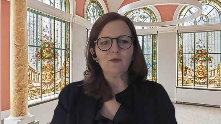 Kurdirektorin Sylvie Thormann lobte die DLRG unter anderem als Werbetr&auml;ger f&uuml;r Bad Kissingen.