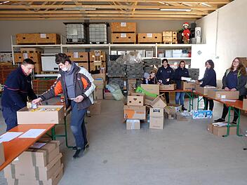 Fleißige Helfer verpacken und sortieren die vielen Hilfsgüter.