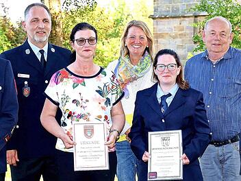 Ehrungen und Ernennungen beim Gefahrenschutzzug (v.l.): Michael Fischer, Oliver Schardt, Susanne Schardt (20 Jahre im Verein), Sabine Rie&szlig;ner, L&ouml;schmeisterin Miriam Motschmann, Roland Lowig und Vorsitzender Georg Storath