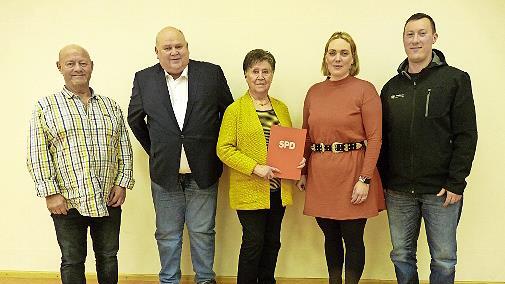 Der SPD-Ortsverein Kleintettau ehrte Waldtraud Nebatz für 25-jährige Vereinstreue. Das Bild zeigt von links Kassier Roland Vetter, Ersten Vorsitzenden Heiko Nebatz, die Jubilarin Waldtraud Nebatz, Markgemeinderätin und Schriftführerin Anika Kappel...