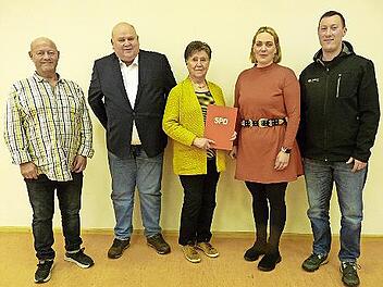 Der SPD-Ortsverein Kleintettau ehrte Waldtraud Nebatz f&uuml;r 25-j&auml;hrige Vereinstreue. Das Bild zeigt von links Kassier Roland Vetter, Ersten Vorsitzenden Heiko Nebatz, die Jubilarin Waldtraud Nebatz, Markgemeinder&auml;tin und Schriftf&uuml;hrerin Anika Kappel...