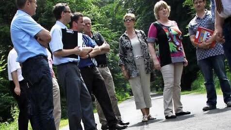 Matthias Will (Zweiter von links), Ines Meuschel und Andreas Schneider (rechts) klären die Ausschussmitglieder vor Ort über den Zustand der Kreisstraßen auf - hier zwischen Ebersbrunn und Geiselwind.  Foto: Riegler