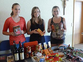 Die drei Ministrantinnen (von links): Lea Schirmer, Sarah Lang und Pauline Laubner setzten sich beim Pfarrfest für den Verkauf von Produkten des "Eine Welt-Laden" ein und warben dabei für Gerechtigkeit und fairen Handel mit Produkten aus Entwicklungsländern. Foto: K.-H. Hofmann