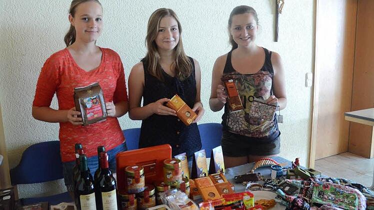 Die drei Ministrantinnen (von links): Lea Schirmer, Sarah Lang und Pauline Laubner setzten sich beim Pfarrfest für den Verkauf von Produkten des "Eine Welt-Laden" ein und warben dabei für Gerechtigkeit und fairen Handel mit Produkten aus Entwicklungsländern. Foto: K.-H. Hofmann