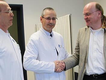 Ärztlicher Leiter Dr. Wes Nakchbandi (Mitte) und Chefarzt Tobias Goebel heißen den Urologen Werner Holtermann herzlich willkommen. Foto: Ulrike Müller