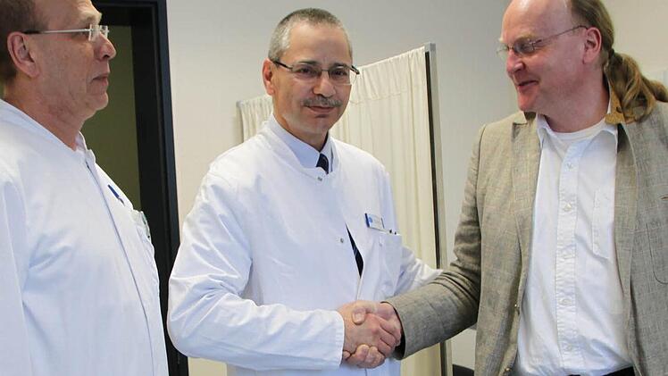 Ärztlicher Leiter Dr. Wes Nakchbandi (Mitte) und Chefarzt Tobias Goebel heißen den Urologen Werner Holtermann herzlich willkommen. Foto: Ulrike Müller