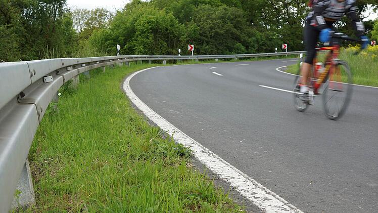 Der Kurvenabschnitt der Bundesstraße 27 am Ortsausgang von Untererthal soll sicherer werden. Foto: Archiv/ Arkadius Guzy