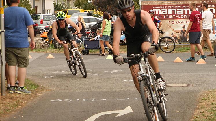 Vom Sportgelände ging es hinaus auf die 23 Kilometer lange Radstrecke.