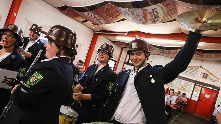 Die "1. Neusiche Feuerwehrkapelln" bei der Bierprobe Foto: Barbara Herbst