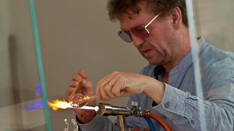 Impressionen vom Lampenglas-Workshop im Glasmuseum Rosenau: Thomas Müller-Litz bei der Arbeit.Foto: Jochen Berger