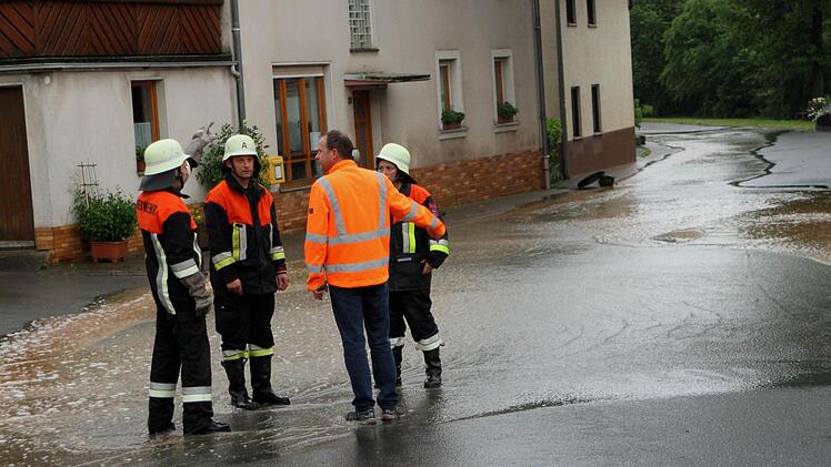 Die Kanäle fassten das Wasser nicht mehr, so dass die Staatsstraße 2281 überschwemmt wurde.