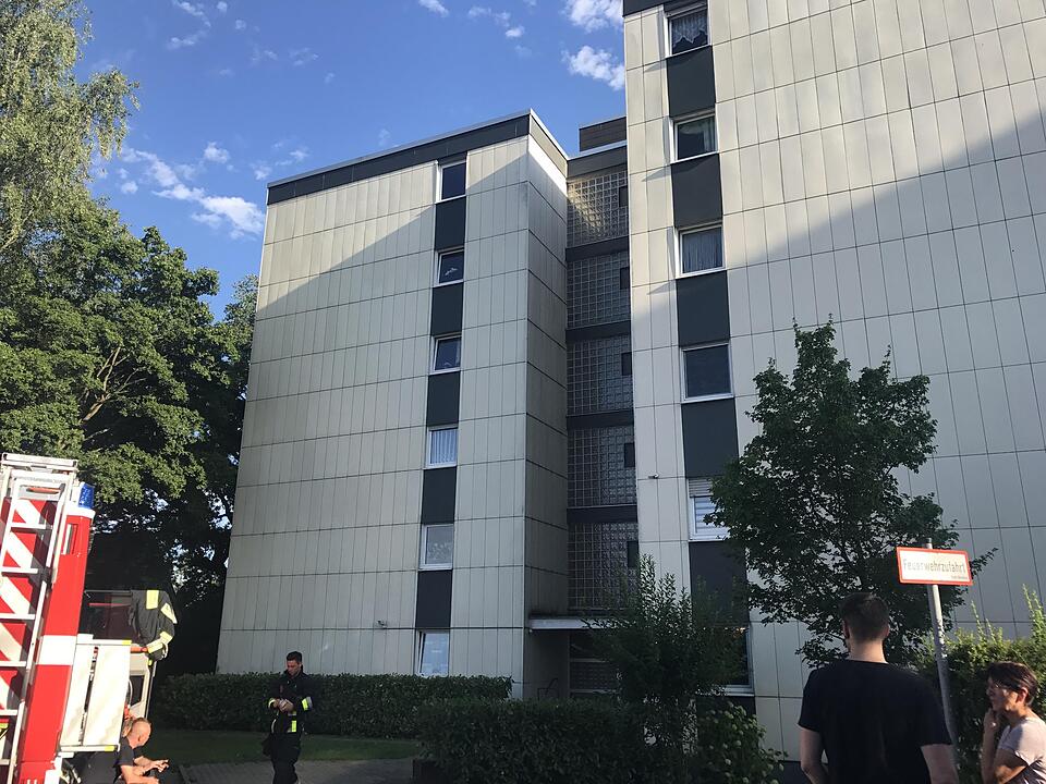 Einsatzkräfte haben in Nürnberg bei Löscharbeiten einen schrecklichen Fund gemacht: Im Schlafzimmer einer Wohnung in Neuröthenbach fanden sie eine verkohlte Leiche.