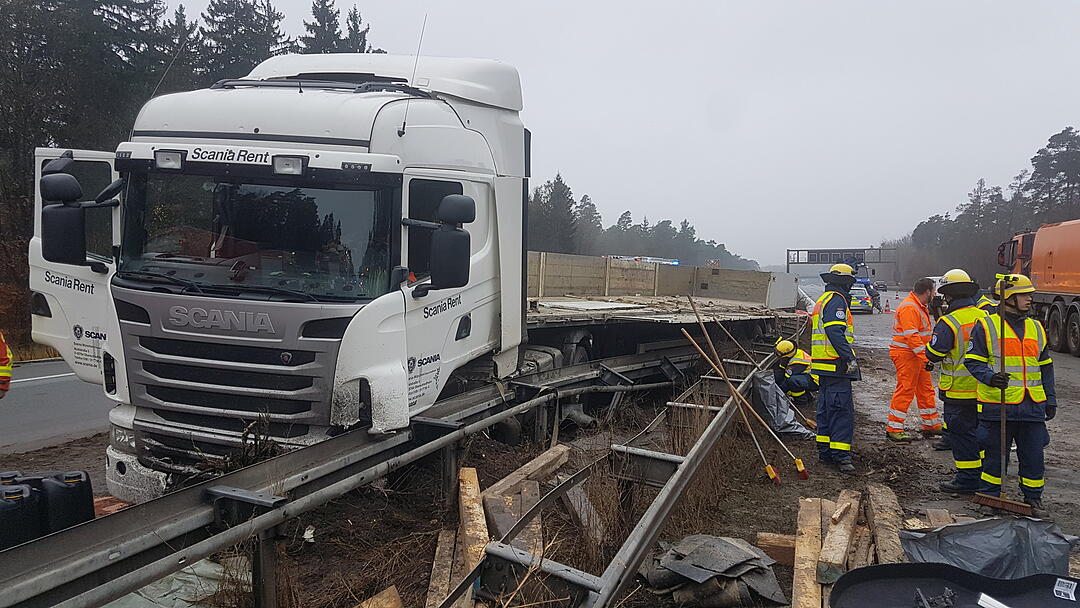 Massenunfall auf der A3 bei Nürnberg: Lkw kracht in Mittelschutzplanke - Ladung schleudert auf Gegenfahrbahn