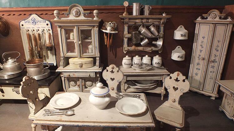 Eine voll ausgerüstete Küche im Mini-Format: Mit der Puppenküche sollten die Mädchen auf ihre spätere Rolle vorbereitet werden. Fotos: Manfred Welker