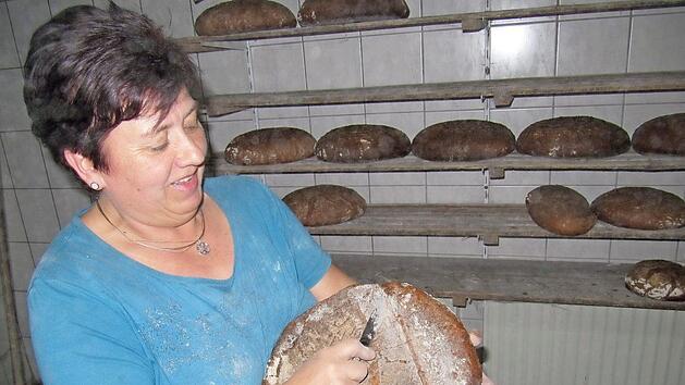 in der Nacht vor dem Obstmarkt kommt sie aus der Backstube nicht heraus: Rund 150 Natursauerteigbrote b&auml;ckt Direktvermarkterin Karin Schorn im Holzofen. Foto: privat
