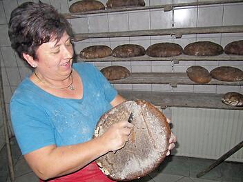in der Nacht vor dem Obstmarkt kommt sie aus der Backstube nicht heraus: Rund 150 Natursauerteigbrote b&auml;ckt Direktvermarkterin Karin Schorn im Holzofen. Foto: privat
