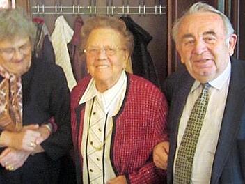 Die Frauenvertreterin im VdK-Kreisverband, Gisela Mertens (links), und VdK-Kreisvorsitzender Heinz Hausmann dankten dem 101-jährigen Mitglied Rosa Thron für ihren jahrzehntelangen Einsatz im VdK in verschiedenen Funktionen. Sie freuten sich, dass die betagte Seniorin auch heute noch ihr Interesse am VdK Neuses bekundet. Foto: Karl-Heinz Hofmann