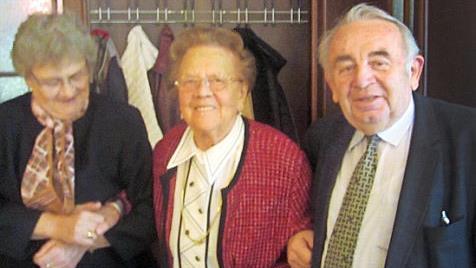 Die Frauenvertreterin im VdK-Kreisverband, Gisela Mertens (links), und VdK-Kreisvorsitzender Heinz Hausmann dankten dem 101-jährigen Mitglied Rosa Thron für ihren jahrzehntelangen Einsatz im VdK in verschiedenen Funktionen. Sie freuten sich, dass die betagte Seniorin auch heute noch ihr Interesse am VdK Neuses bekundet. Foto: Karl-Heinz Hofmann