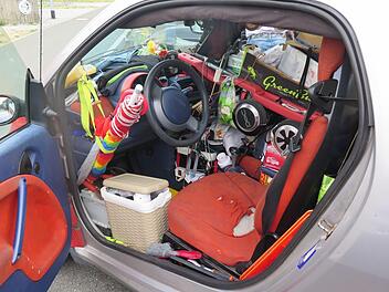 Ein Polizeifoto wie ein Wimmelbild: Unglaublich, was der Mann aus Litauen alles in einem Smart unterbrachte. Foto: Verkehrspolizei Hof