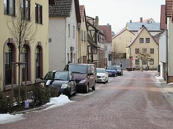 Wer keinen Innenhof oder sonstige Möglichkeit zum Abstellen seines Fahrzeugs besitzt, muss sich einen Parkplatz suchen. Der Euerdorfer Gemeinderat lehnte einen Parkausweis für Ausnahmesituationen in der Kissinger Straße ab, weil er einen Präzedenzfall befürchtet.