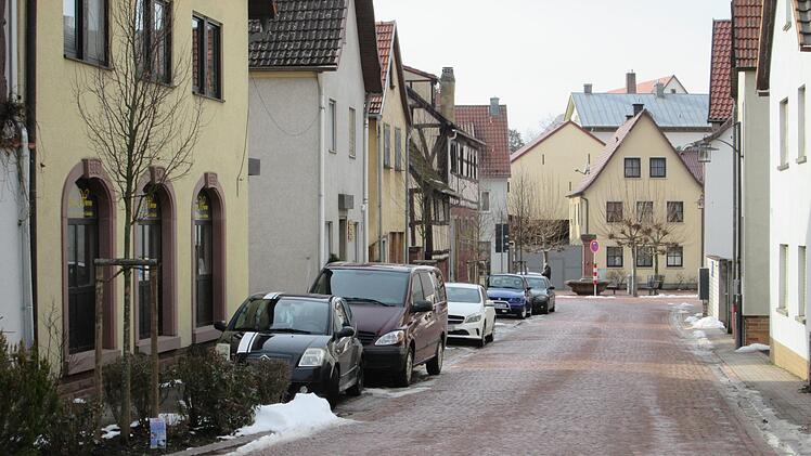 Wer keinen Innenhof oder sonstige Möglichkeit zum Abstellen seines Fahrzeugs besitzt, muss sich einen Parkplatz suchen. Der Euerdorfer Gemeinderat lehnte einen Parkausweis für Ausnahmesituationen in der Kissinger Straße ab, weil er einen Präzedenzfall befürchtet.