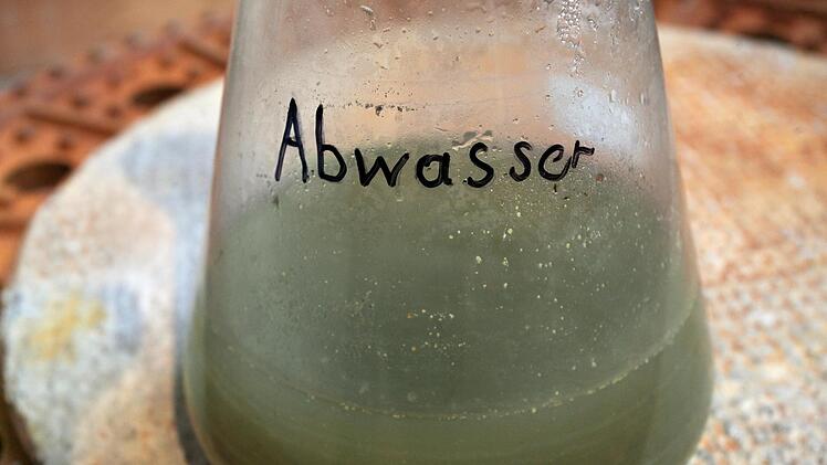Das Abwasser in Burkardroth wird teurer. Foto: Symbolbild: Stephanie Pilick picture alliance/dpa