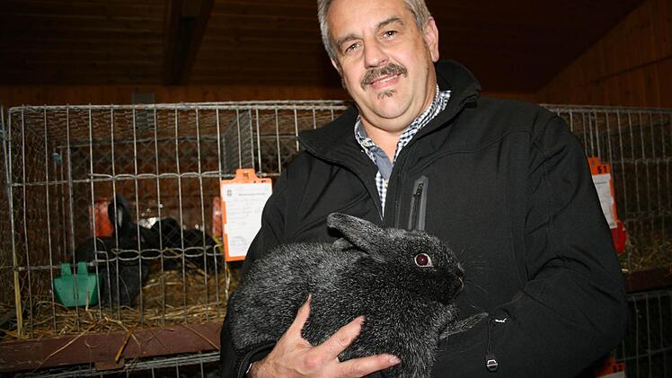 Vereinsmeister der Lokalschau: Egon Kessler mit dem Besten Tier der Schau, einem Kleinsilber schwarz.  Fotos: Gabriele Sell