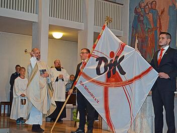 Bannerweihe der DJK Schondra beim Festgottesdienst (von links): Pfarrer Armin Haas, Pastoralpraktikant Philipp Tropf, Nico Schneider und Lorenz Beck. Foto: Oswald Türbl