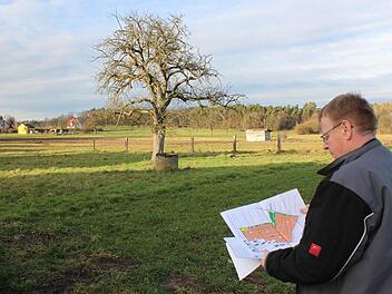 Bauamtsleiter Detlef Hehn vor dem neuen Baugebiet "Mahlrain-Nord", am nördlichen Oberhaider Ortsrand Foto: Anette Schreiber