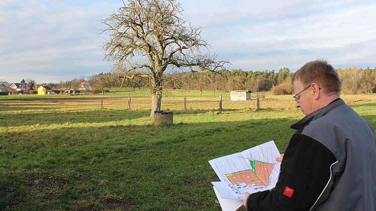 Bauamtsleiter Detlef Hehn vor dem neuen Baugebiet "Mahlrain-Nord", am nördlichen Oberhaider Ortsrand Foto: Anette Schreiber
