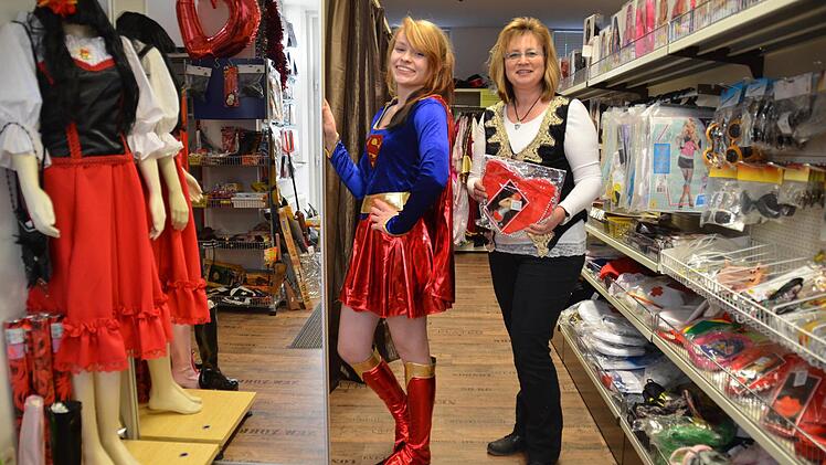 Carina Geisel möchte sich heuer als "Superwoman" unters Faschingsvolk mischen. Ladeninhaberin Elke Bocklet hat eine passende Handtasche herausgesucht.  Foto: Kathrin Kupka-Hahn