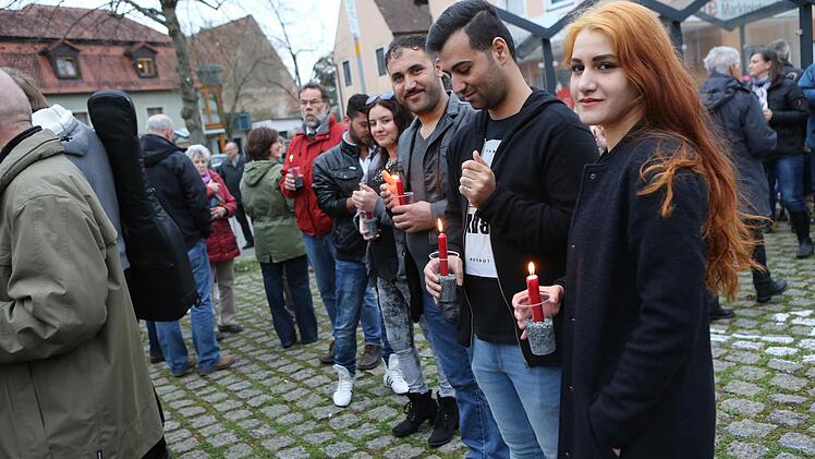 Lichterkette in Adelsdorf gegen Krieg und Gewalt. Foto: Barbara Herbst