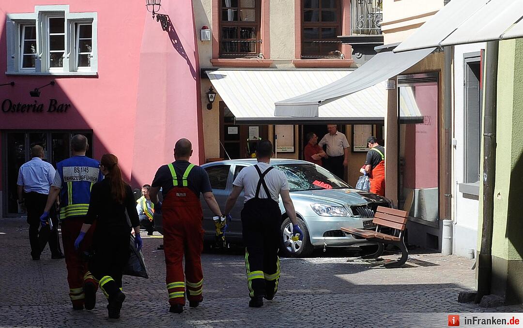 Auto rast in Menschengruppe