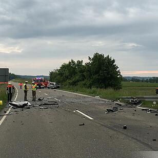 Erstes Bild: Autos kollidieren frontal - Mehrere Personen verletzt, 2 davon schwer