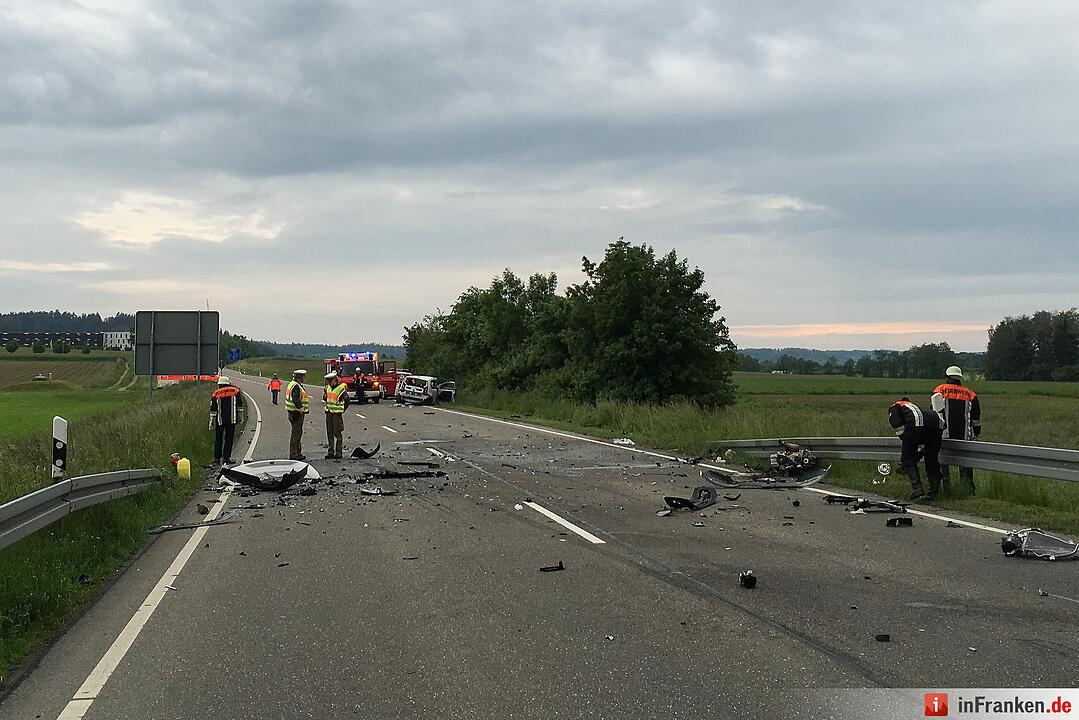 Erstes Bild: Autos kollidieren frontal - Mehrere Personen verletzt, 2 davon schwer